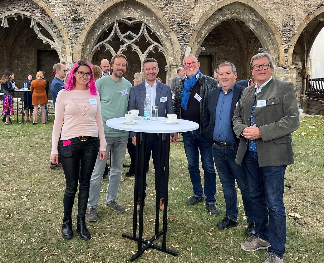 Vlnr: Milena Petz und Michal Zábrš (Muzeum Vysočiny in Třebíč), Markus Gneiß (Land OÖ, Leiter EU-Regionalpolitik), Alfred Atteneder (Obmann Färbermuseum Gutau), Christoph Artner-Sulzer (Gstl. EUREGIO & RMOÖ im MV), Josef Lindner (Bgm. Gutau) © Atteneder