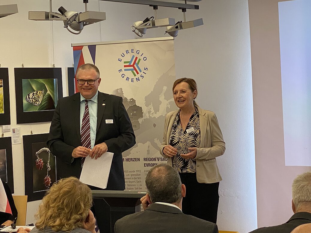 Dana Biskup (EUREGIO Bayerischer Wald-Böhmerwald-Unterer Inn) und Alexander Dietz (EUREGIO EGRENSIS) stellen den aktuellen Stands im Kleinprojektefonds vor