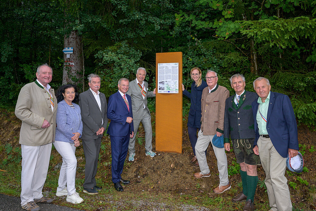 v.l.n.r.: DenkStein-Obmann-Stv. Alfred Fiedler, Euregio-Obfrau Gabriele Lackner-Strauss, ehem. Kreishauptmann Jan Zahradnik, LH Thomas Stelzer, Obmann Bernhard Winkler, Landeskulturdirektorin Margot Nazal, Staatssekretär a.D. Helmut Kukacka, Projektverantwortlicher Albert Ettmayr, LHStv. A.D. Franz Hiesl / Fotocredit: © fotokerschi e.U. (honorarfrei)