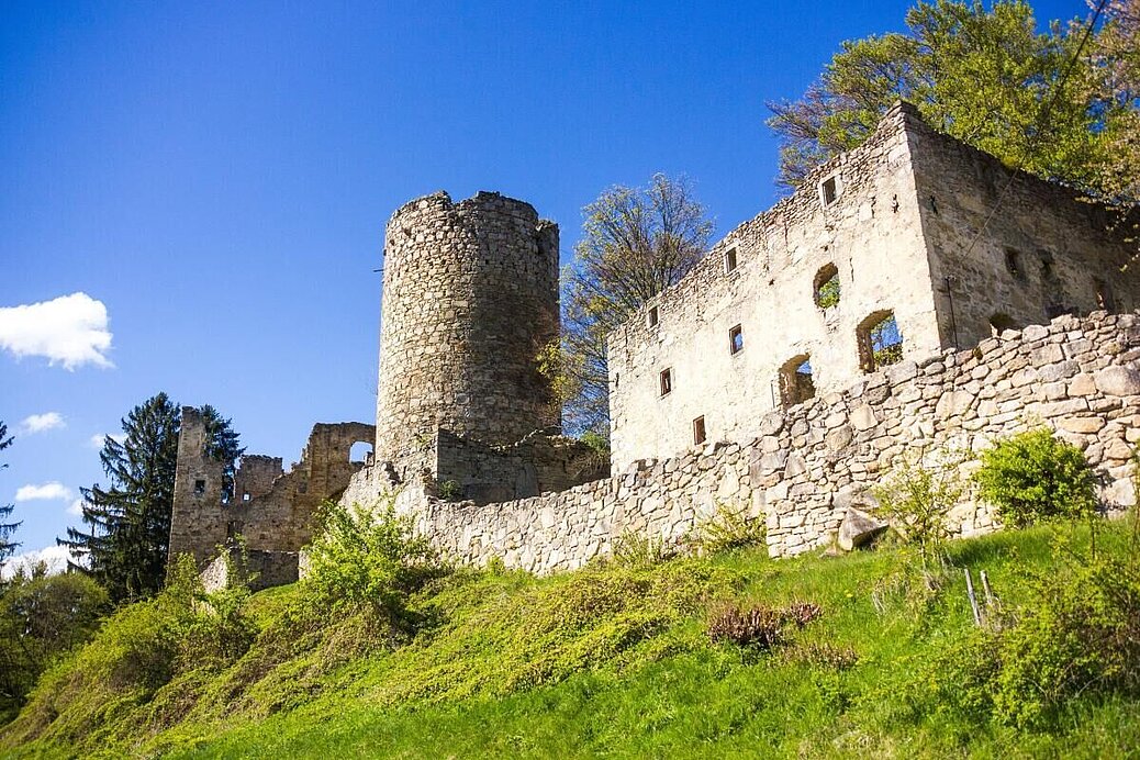 Der mächtige Bergfried von Ruine Prandegg erfährt demnächst Konservierungsarbeiten  Foto: Sergey Fedoskin /Adobe Stock